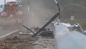 Vážna nehoda na D1 pri Dechtároch. Kamión plný dreva sa prevrátil na ceste