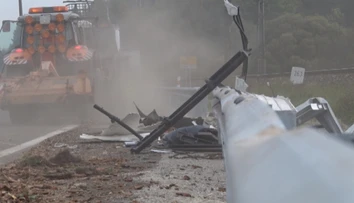 Vážna nehoda na D1 pri Dechtároch. Kamión plný dreva sa prevrátil na ceste