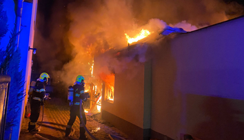 FOTO: Oheň zdevastoval prístavbu rodinného domu v Bratislave. Plamene šľahali niekoľko metrov