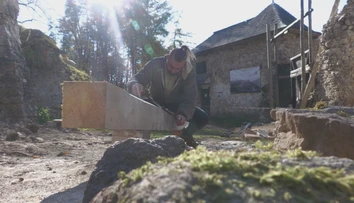 Jediným jeho príjmom sú sociálne dávky, no dokázal si kúpiť hrad. Zrúcanina doslova vstáva z popola