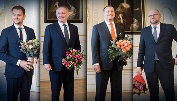 Ruka vo vrecku, bozk a živé kytice. Protokolistka hovorí, čo lídrom v paláci vyšlo a čo nie