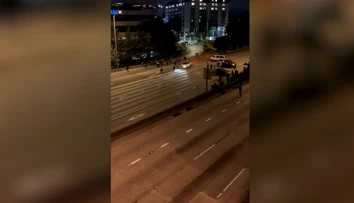 Hororový incident na videu: Auto to napálilo v plnej rýchlosti priamo do protestujúcich