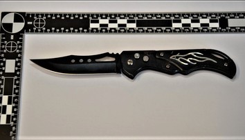 Nočný rozruch v Bratislave. Gruzínec sa opakovane chcel dostať do reštaurácie, potom nožom napadol muža