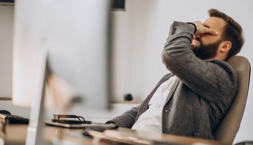 Bolesť hlavy, ktorá sa neustále vracia. Čo môže byť príčinou a ako to riešiť