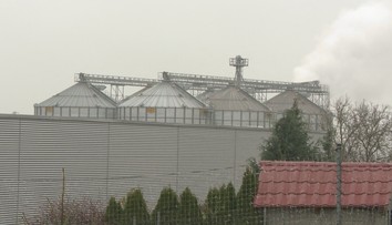 Vo väčšine Slovenska sneží sneh, v Čeľadiciach kukuričné plevy. Obyvateľom sýpka ničí život