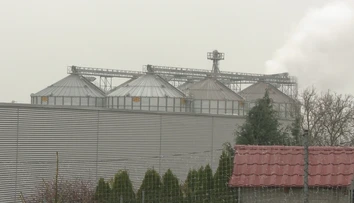Vo väčšine Slovenska sneží sneh, v Čeľadiciach kukuričné plevy. Obyvateľom sýpka ničí život