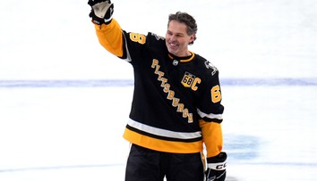 Najvyššia klubová pocta, absolútnej legende tlieskali všetci. Jágrov dres už visí v aréne Pittsburghu