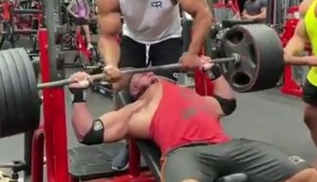 VIDEO: Len pre silné povahy. Kulturistovi sa odtrhol sval, jeho výraz tváre hovorí za všetko