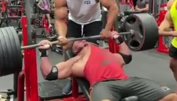 VIDEO: Len pre silné povahy. Kulturistovi sa odtrhol sval, jeho výraz tváre hovorí za všetko