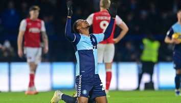 Rodičia ho pre orientáciu vyhodili na ulicu. Ako sa bezdomovec za štyri roky dostal do Premier League