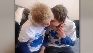 Treba ich prebaľovať, prezliekať a kŕmiť. Rodina s dvomi dospievajúcimi autistami potrebuje pomoc