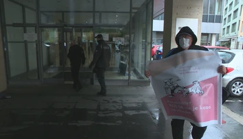 Zákaz zhromažďovania ich neodradil. Odborári prišli protestovať po skupinkách