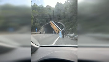 VIDEO: Hrozivo vyzerajúca nehoda autobusu v Španielsku. Prevrátil sa pred vstupom do tunela