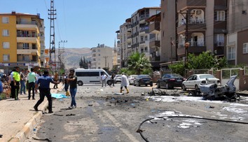 Pri výbuchu auta zahynuli v Turecku tri osoby, prezident Erdogan hovorí o terorizme