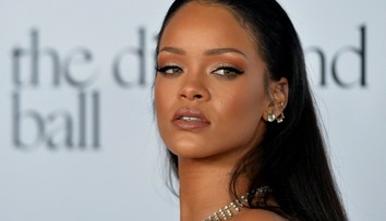 Nádherná Rihanna na bále. Len výber šiat jej nevyšiel