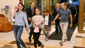 Deti oslobodených väzňov sa po výmene ocitli v neznámej krajine. Celý život nevedeli, že pochádzajú z Ruska
