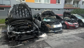 V Banskej Bystrici horelo päť áut. Ľudia na sídlisku vravia, že oheň sa šíril od Jaguara