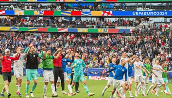 Hoci ich nevidieť, na štadióne sú už päť hodín pred výkopom. Aj v slovenskom tíme majú dôležitú úlohu