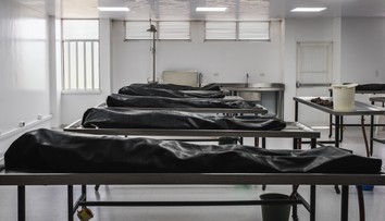 Vyšetrovateľom v USA sa naskytol desivý pohľad. V pohrebníctve objavili 200 tiel v rôznom štádiu rozkladu