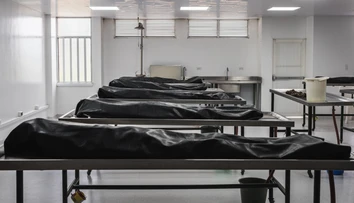 Vyšetrovateľom v USA sa naskytol desivý pohľad. V pohrebníctve objavili 200 tiel v rôznom štádiu rozkladu