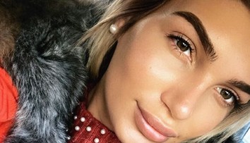 Na obálke magazínu Playboy je prvá nahá preoperovaná modelka. Je prekrásna!