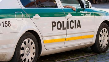 Divoká manželská hádka. Senior chcel svojej žene vyškriabať oko, vyhrážal sa jej zabitím