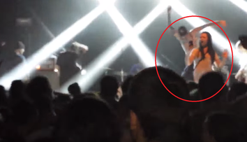 Spevák napadol fanúšičku. Doslova ju skopol z pódia