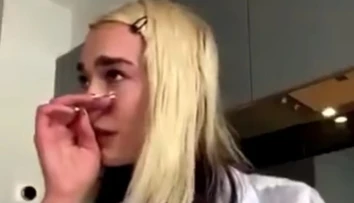 Dua Lipa to nezvládla a rozplakala sa. Fanúšikom oznámila smutnú správu