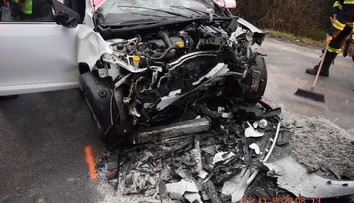 Vážna nehoda pri Brezne. Auto sa zrazilo s jeleňom a čelne vrazilo do ďalšieho vozidla, hlásia ťažko zranených