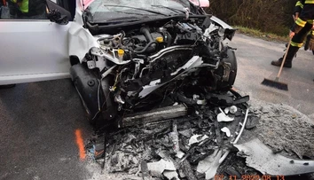 Vážna nehoda pri Brezne. Auto sa zrazilo s jeleňom a čelne vrazilo do ďalšieho vozidla, hlásia ťažko zranených