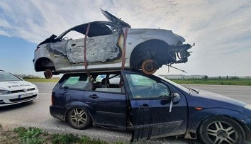 Toto ešte policajti na Slovensku nevideli. Osobný automobil prevážal na streche vrak druhého