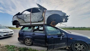 Toto ešte policajti na Slovensku nevideli. Osobný automobil prevážal na streche vrak druhého