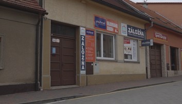 Záložna zaskočila rodinu z Bánoviec nad Bebravou, úrok účtovala napriek lockdownu