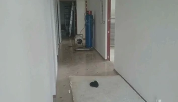 Prespával vo firme, pretože nemal kde bývať. Ráno ho našli mŕtveho