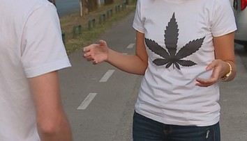Pozor! Za tričko s marihuanovým listom môžete dostať v Chorvátsku astronomickú pokutu