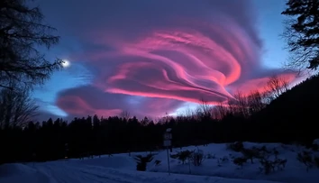 FOTO: Fascinujúca obloha. Západ slnka priniesol nad Slovensko neobyčajné oblaky