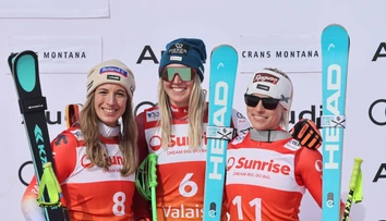 Lara Gutová-Behramiová triumfovala v zjazde napriek ťažkým podmienkam. Preteky museli skrátiť