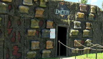 Pracovník domu hrôzy chcel vystrašiť chlapca. Bodol ho do nohy v domnienke, že ide o atrapu noža