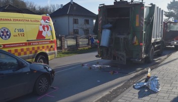 Vodič (70) pri Partizánskom narazil do smetiarskeho auta. Pracovníkovi hrozí amputácia končatiny