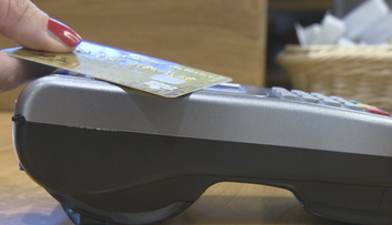 Zvykli ste si na rýchle bezkontaktné platby bez PIN kódu? Od soboty prichádza zmena