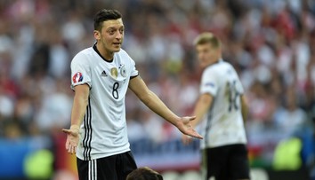Ďalšiu asistenciu už nepridá. Mesut Özil sa rozlúčil s profesionálnou kariérou