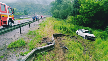 Tragická nehoda pri Hronskej Breznici. Vodič (†25) dostal šmyk, prerazil zvodidlá a skončil mimo cesty