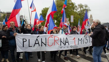 V Česku ľudia zapaľovali sviečky aj protestovali. Len v Prahe bolo vyše 20 zhromaždení