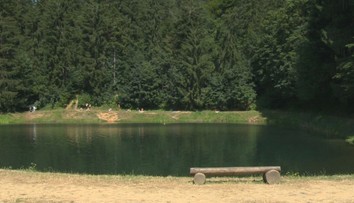 Obnažovanie pri tajchu sa niekomu nepáčilo. Nudisti v Banskej Štiavnici dostali pokutu