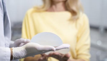 Choroba prsných implantátov. Čoraz viac obľúbené estetické operácie nie sú bez rizík