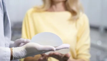 Choroba prsných implantátov. Čoraz viac obľúbené estetické operácie nie sú bez rizík