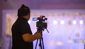 Kritizovaný poplatok sa netýka len influencerov. Spozornieť by mali napríklad aj kameramani či kaviarne