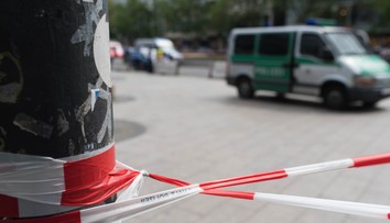 Dráma v Nemecku: Polícia postrelila muža ozbrojeného sekerou