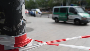 Dráma v Nemecku: Polícia postrelila muža ozbrojeného sekerou