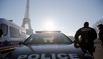 Ozbrojená lúpež v známom parížskom klenotníctve. Muž na kolobežke ukradol šperky za milióny eur